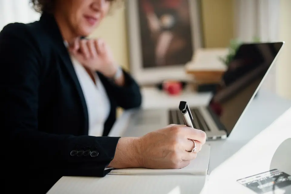 Persona revisando opciones de seguros con una asesora